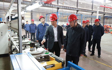 標(biāo)題：內(nèi)蒙古自治區(qū)副主席代欽一行到華德牧草公司調(diào)研指導(dǎo)
瀏覽次數(shù)：1615
發(fā)表時(shí)間：2024-04-23