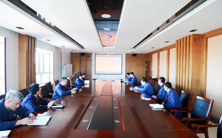 標(biāo)題：華德牧草公司召開深入貫徹中央八項(xiàng)規(guī)定精神學(xué)習(xí)教育動(dòng)員部署會(huì)暨2025年全面從嚴(yán)治黨工作會(huì)議
瀏覽次數(shù)：2016
發(fā)表時(shí)間：2025-04-07